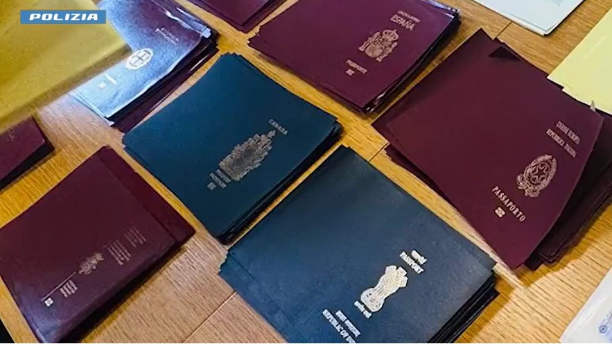 Passaporti e documenti fatti in casa: scoperto il laboratorio dei falsari