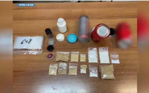 Nascondeva la droga dentro le lattine: arrestato per spaccio un 39enne statunitense