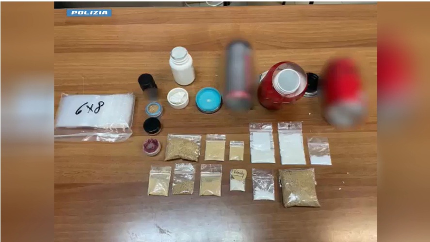 Nascondeva la droga dentro le lattine: arrestato per spaccio un 39enne statunitense