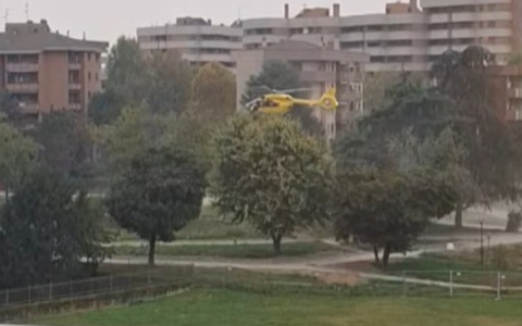 Muore per un malore in strada: l’elisoccorso atterra nel parchetto