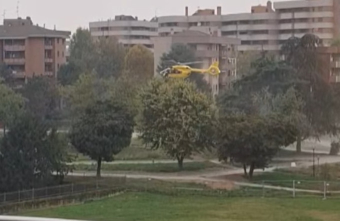 Muore per un malore in strada: l’elisoccorso atterra nel parchetto