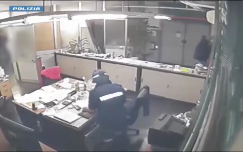 Entravano in gioiellerie vestiti da agenti di Polizia Locale, poi estraevano la pistola e la puntavano contro le vittime
