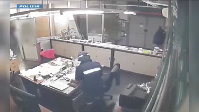 Entravano in gioiellerie vestiti da agenti di Polizia Locale, poi estraevano la pistola e la puntavano contro le vittime