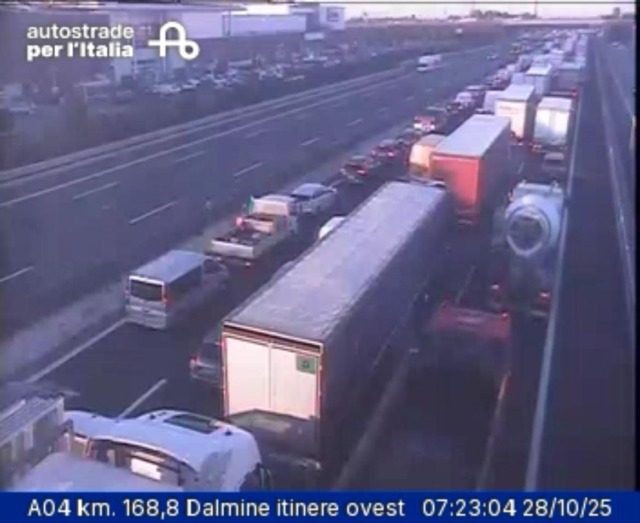 Incidente tra due auto: due feriti e lunghe code sulla A4 - Prima la ...