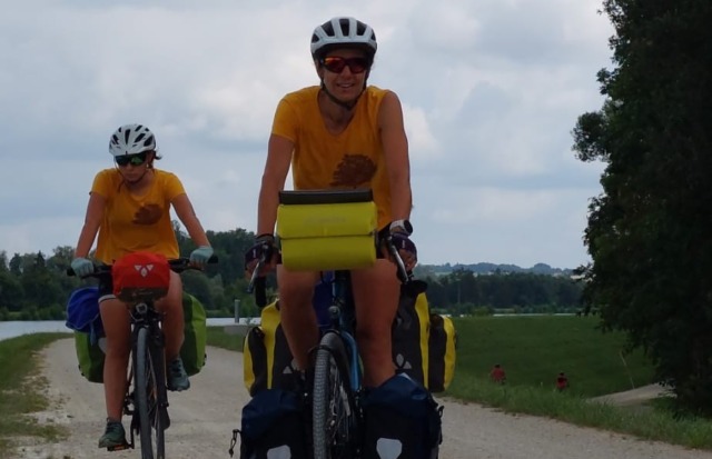 Scontro tra monopattino e bici sulla ciclabile: pediatra di passaggio soccorre un 60enne ferito gravemente