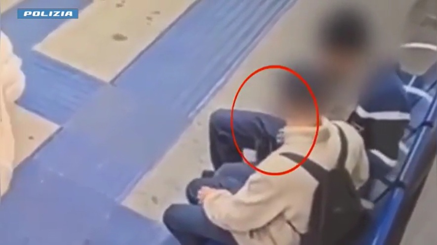 Rapinatore seriale di giovani in metro: puntava il coltello e si faceva consegnare smartphone e contanti