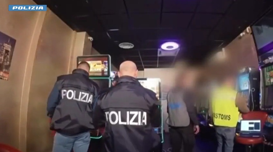 Contrasto al gioco illegale: 4 negozi, 5 titolari e 49 avventori controllati