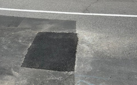 Riparata la voragine di via Manzoni