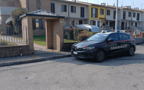 Ladri armati in azione in pieno giorno: rubata una cassaforte