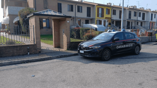 Ladri armati in azione in pieno giorno: rubata una cassaforte