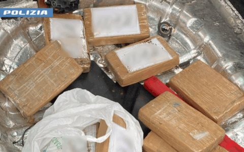 Fermato per un controllo aveva 10 chili di cocaina nascosti sotto la tappezzeria dell’auto