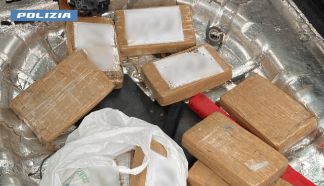 Fermato per un controllo aveva 10 chili di cocaina nascosti sotto la tappezzeria dell’auto