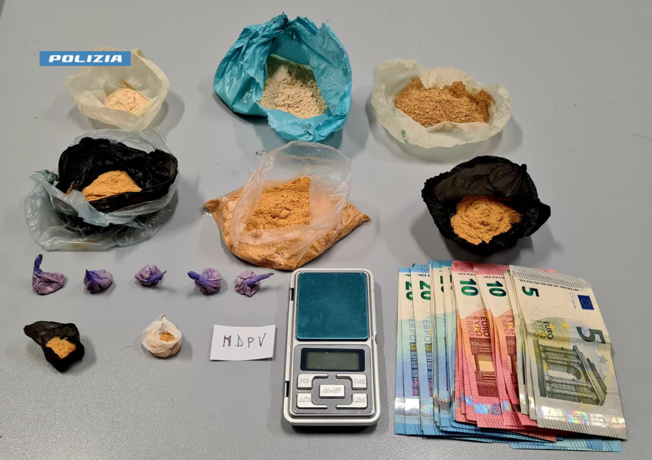 Addetto alle consegne a domicilio, ma di droga sintetica: arrestato 19enne