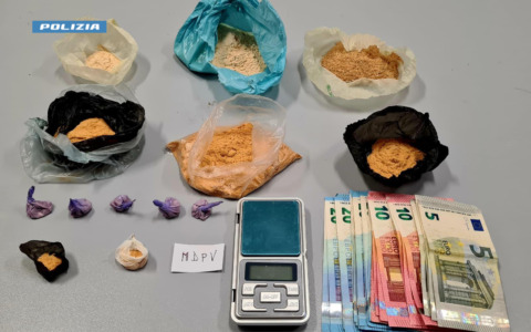 Addetto alle consegne a domicilio, ma di droga sintetica: arrestato 19enne