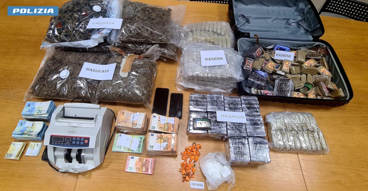 In casa e nel box nascondeva 38 chili di droga e 90mila euro in contanti