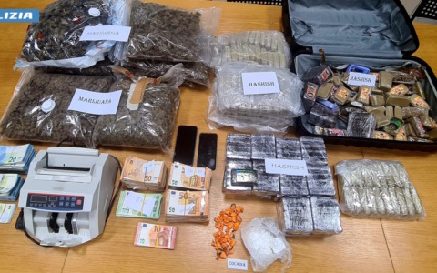 In casa e nel box nascondeva 38 chili di droga e 90mila euro in contanti