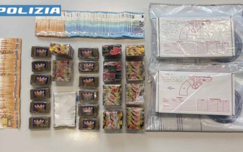 Droga e armi nascoste in casa: arrestate due persone