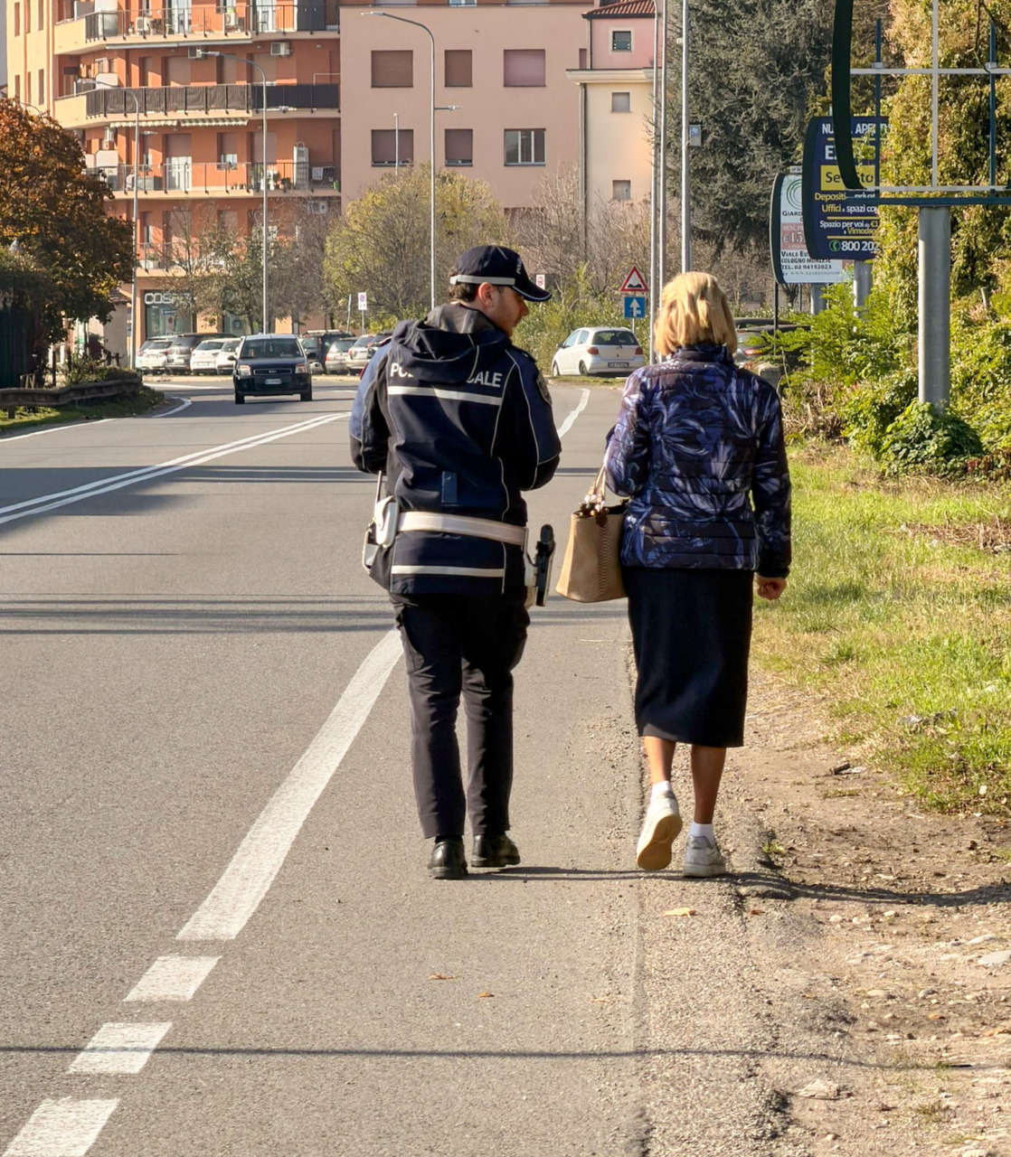 Agenti bloccano la Padana per far attraversare un’anziana, poi la aiutano con le borse della spesa