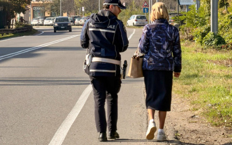 Agenti bloccano la Padana per far attraversare un’anziana, poi la aiutano con le borse della spesa
