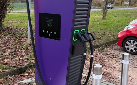 Finalmente attive le colonnine per la ricarica elettrica a più di un anno dall’installazione