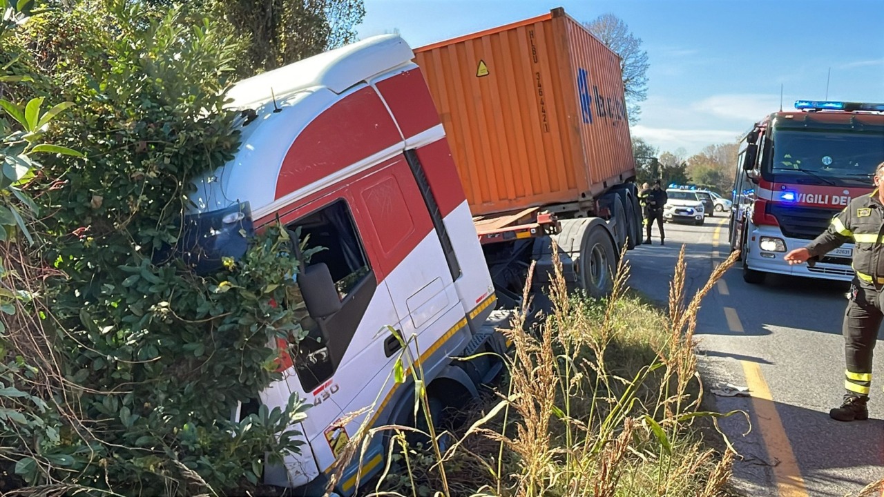 Tir esce di strada e finisce in un fosso: paura per un camionista 62enne