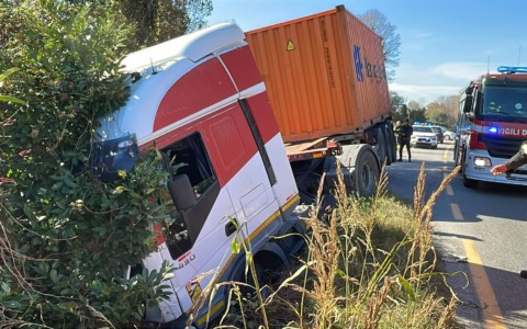 Tir esce di strada e finisce in un fosso: paura per un camionista 62enne
