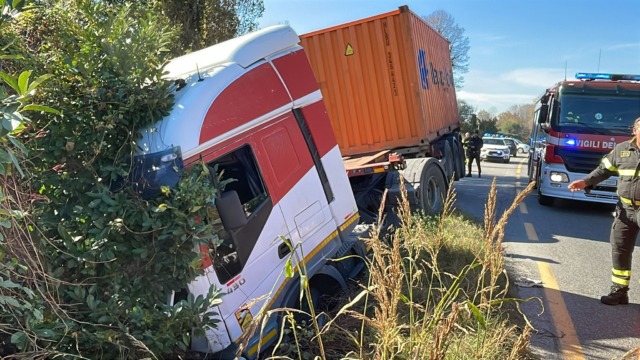 Tir esce di strada e finisce in un fosso: paura per un camionista 62enne