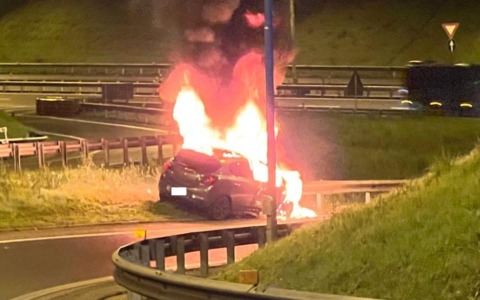 Ubriaca va a sbattere contro il guardrail e l’auto prende fuoco: soccorsa e denunciata
