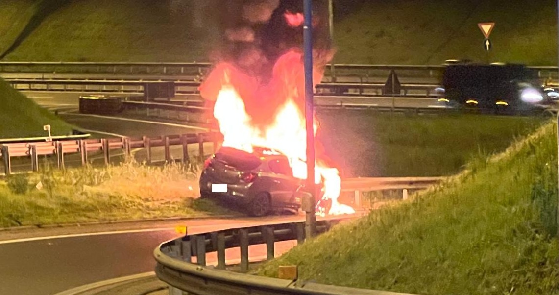 Ubriaca va a sbattere contro il guardrail e l’auto prende fuoco: soccorsa e denunciata
