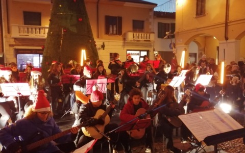 A Melzo si accendono le luci e i colori del Natale