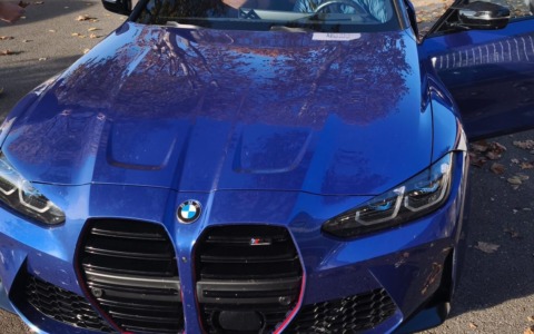Sfreccia ad alta velocità su una Bmw M3 Competizione: era senza patente e mancava una targa