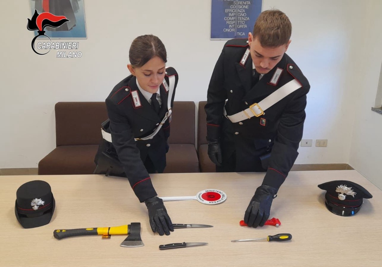 Sotto casa dell’amico armato di coltello e martello per non pagare i debiti: arrestato 28enne