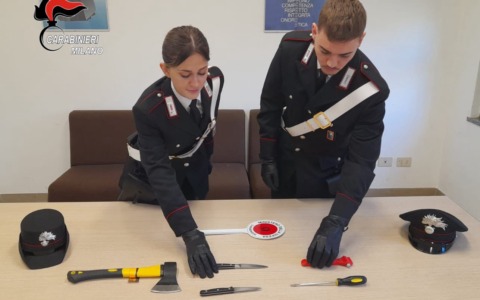 Sotto casa dell’amico armato di coltello e martello per non pagare i debiti: arrestato 28enne