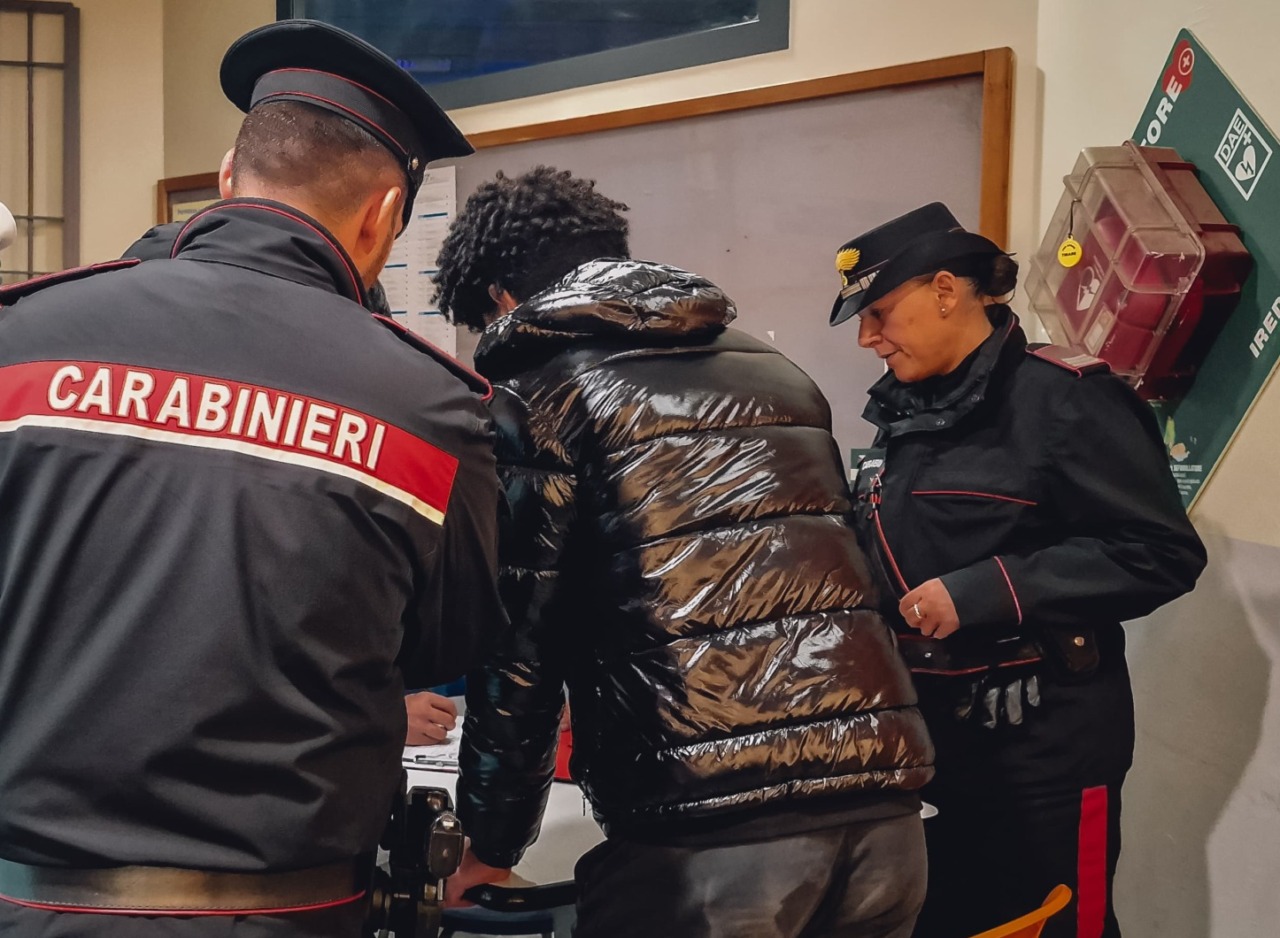 Fugge a piedi inseguito dai Carabinieri: pusher “25enne” placcato e arrestato