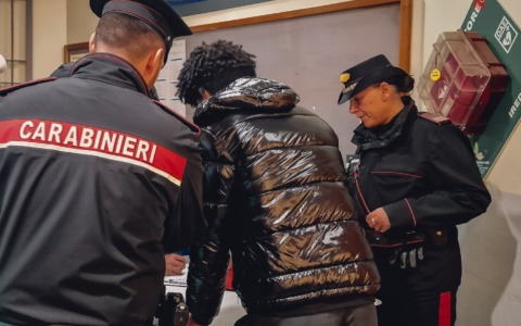 Fugge a piedi inseguito dai Carabinieri: pusher “25enne” placcato e arrestato