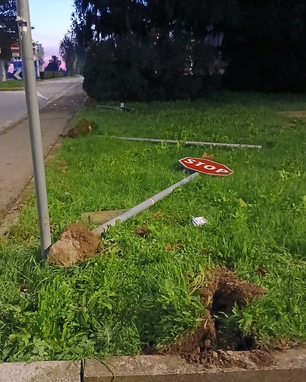 Decine di cartelli abbattuti, presi i vandali: sono due trentenni