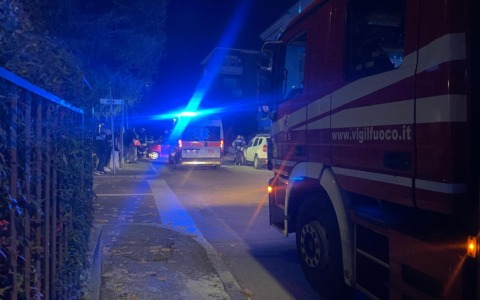 Sfonda con l’auto la recinzione di un condominio, incidente in centro a Cassano d’Adda