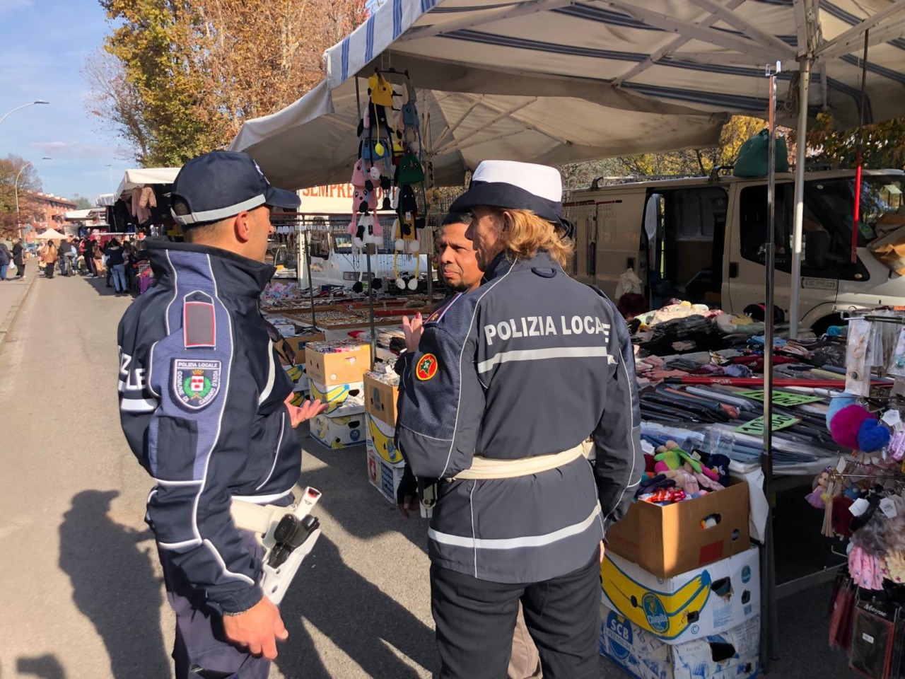 Pensionata perde 300 euro al mercato. Gli agenti indagano, la trovano e glieli restituiscono