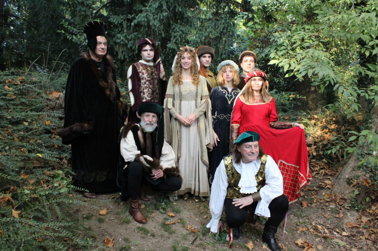 Attori in costume tra palco e platea per l’Incontro con lo Sforza