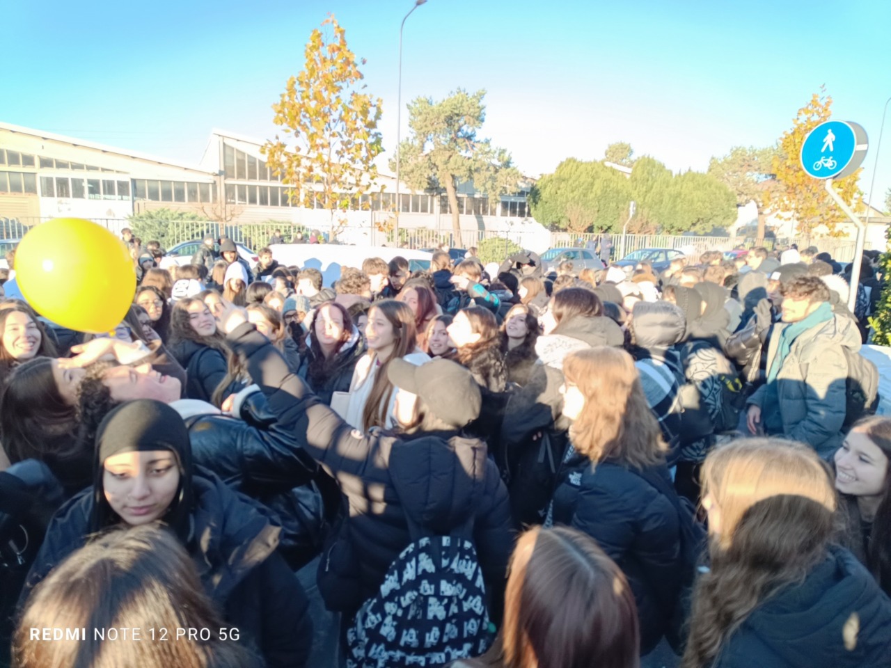 Troppo freddo a scuola, protesta davanti ai cancelli degli studenti dell’Itsos Marie Curie