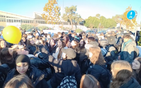 Troppo freddo a scuola, protesta davanti ai cancelli degli studenti dell’Itsos Marie Curie