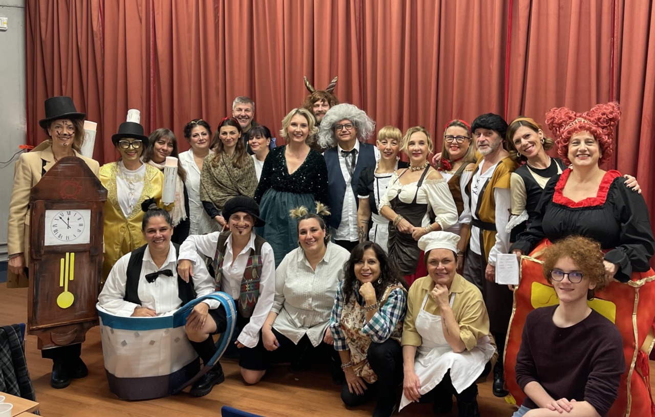 Tutto esaurito per lo spettacolo dei Genitori a colori: e sul palco, da attrice, è salita anche… la sindaca