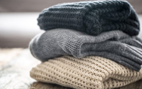SOS armadio: come piegare e riporre i maglioni per evitare che si deformino