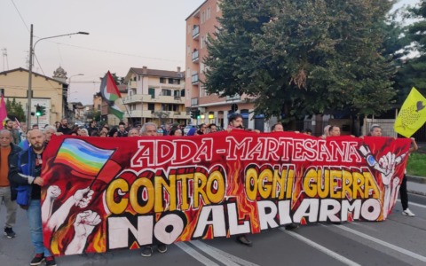 Un corteo per la pace in Palestina a Cernusco sul Naviglio