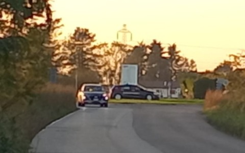 Molta paura per un ciclista investito in una rotatoria