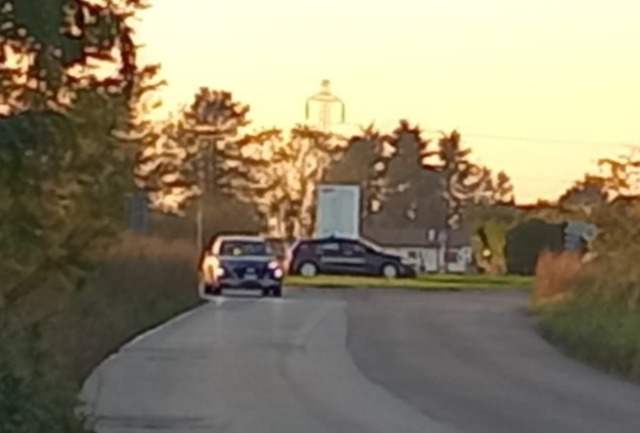 Molta paura per un ciclista investito in una rotatoria