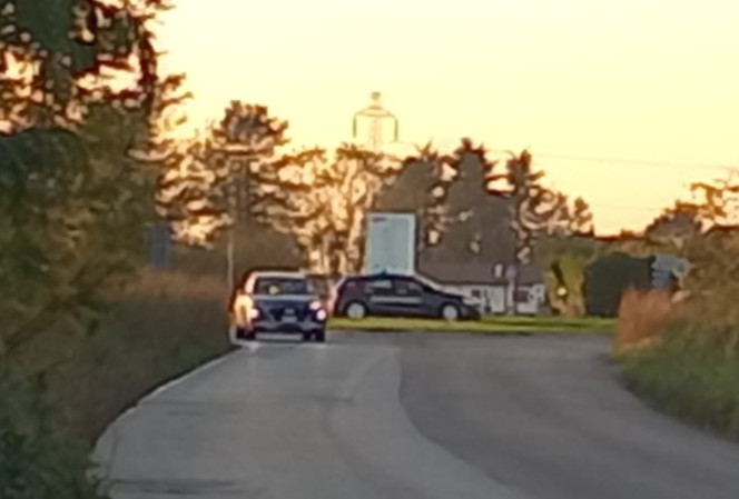 Molta paura per un ciclista investito in una rotatoria