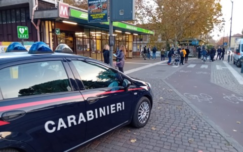Rissa tra venti giovanissimi alla stazione della metropolitana: intervengono i Carabinieri