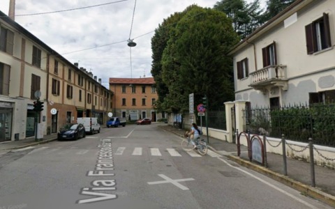 La strada che porta alla stazione ferroviaria chiusa fino a fine anno