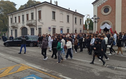 Folla per l’ultimo saluto a Dennis Cannatà, il secondo giovane di Gessate morto nell’incidente di Stezzano